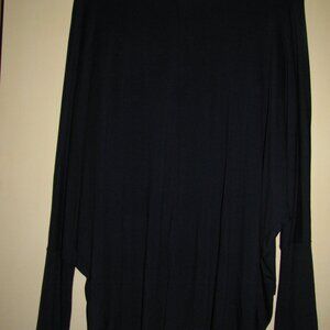 WOMENS TOP ~ SIZE ~ FITS LIKE AN XL